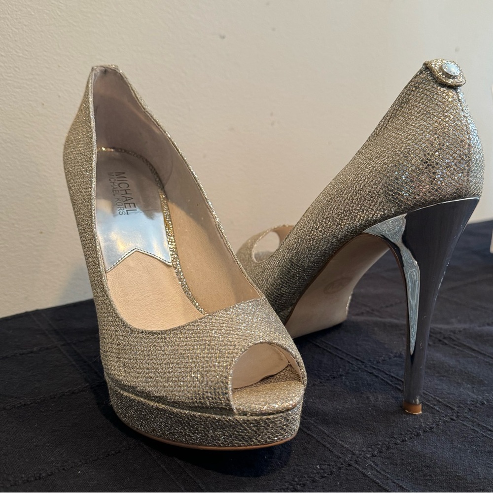 Michael kors York platform pumps Size 9